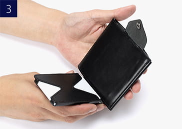 薄い財布と薄いカードケースを一緒に持ち歩くときはこのスタイル。 の画像