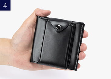 財布の裏側にカード収納部がくっつくように、折り畳みホックを留めます。 の画像